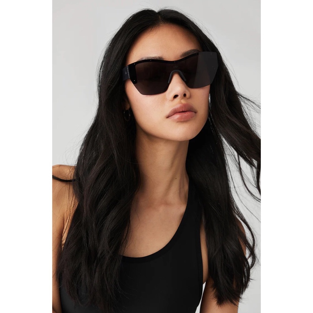 Alo Yoga Stunner Sunglasses Black - Picture 14 of 15